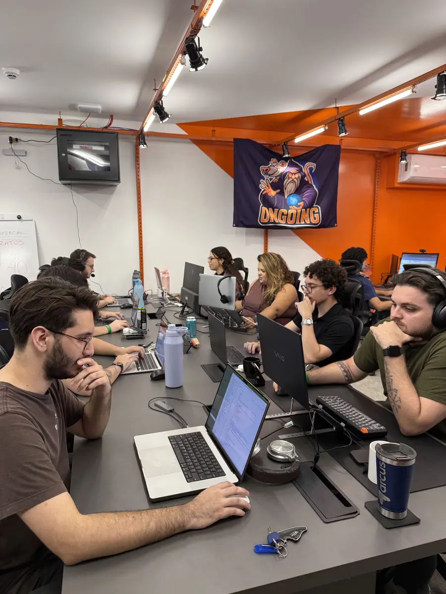 Time da Arcus trabalhando no escritório